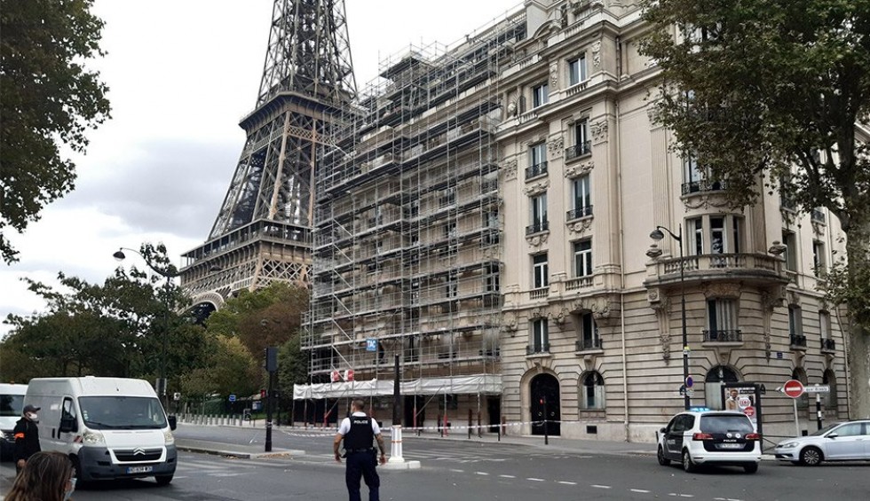 A generic square placeholder image with rounded corners in a figure.