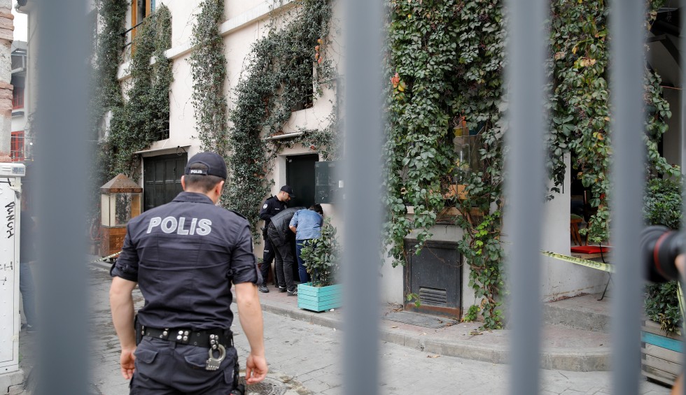 A generic square placeholder image with rounded corners in a figure.