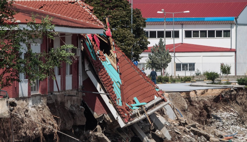 A generic square placeholder image with rounded corners in a figure.