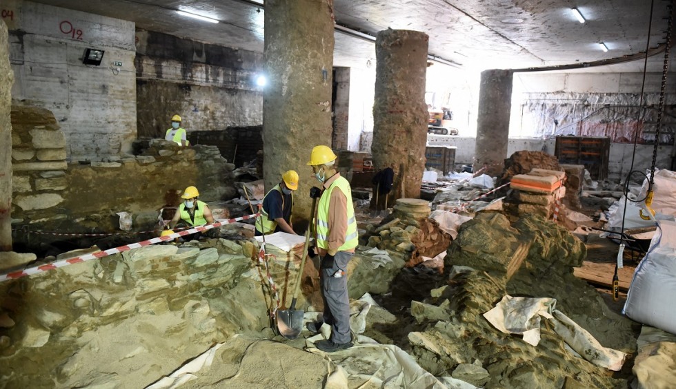 A generic square placeholder image with rounded corners in a figure.