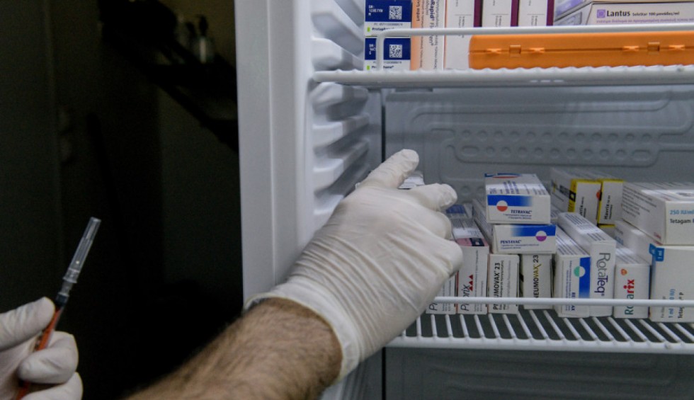 A generic square placeholder image with rounded corners in a figure.