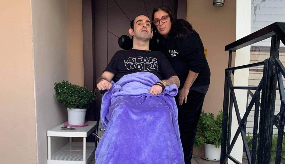 A generic square placeholder image with rounded corners in a figure.