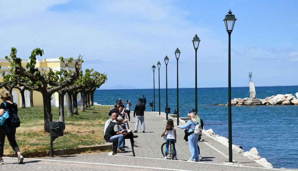 A generic square placeholder image with rounded corners in a figure.