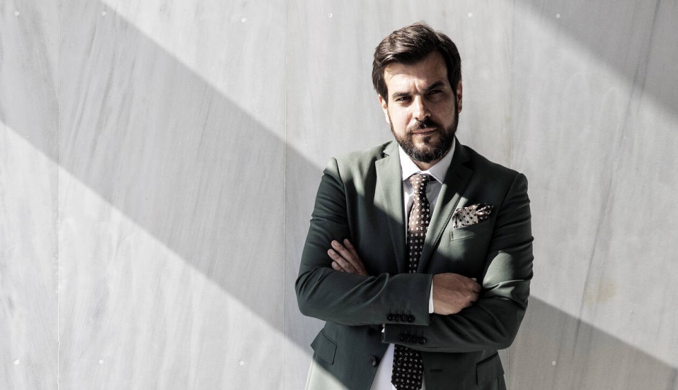 A generic square placeholder image with rounded corners in a figure.