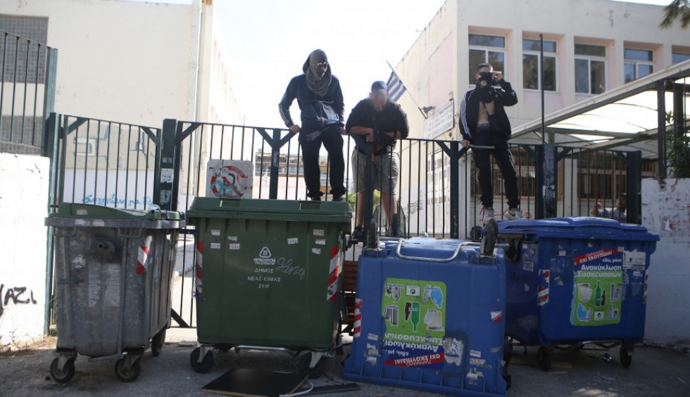 A generic square placeholder image with rounded corners in a figure.