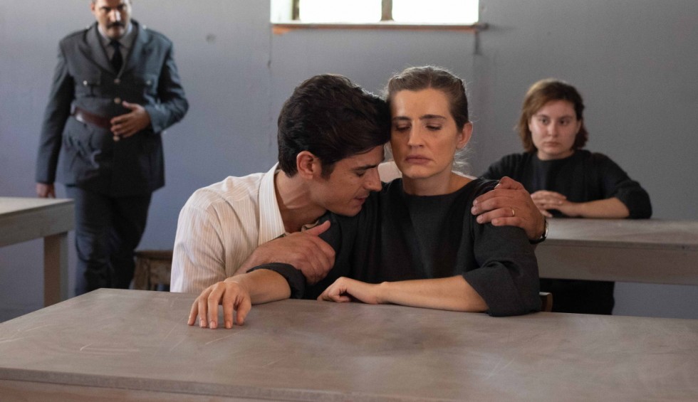 A generic square placeholder image with rounded corners in a figure.