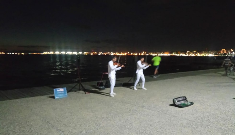 A generic square placeholder image with rounded corners in a figure.