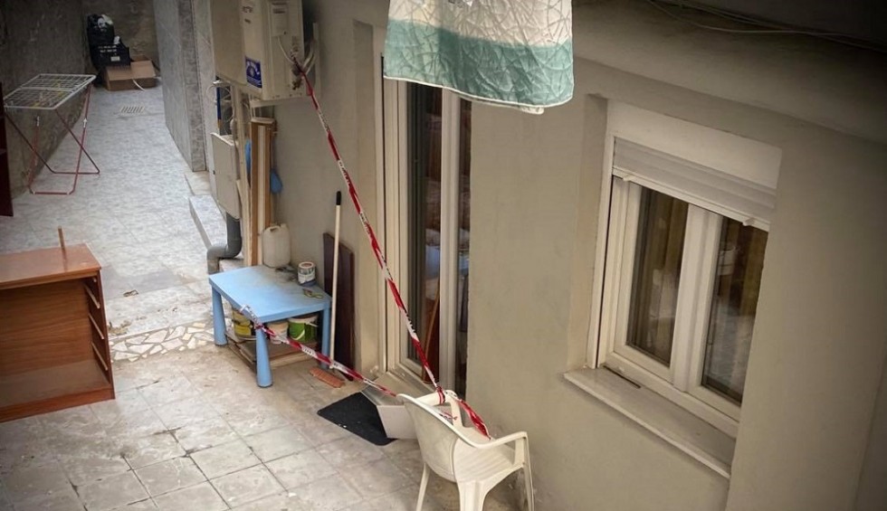 A generic square placeholder image with rounded corners in a figure.