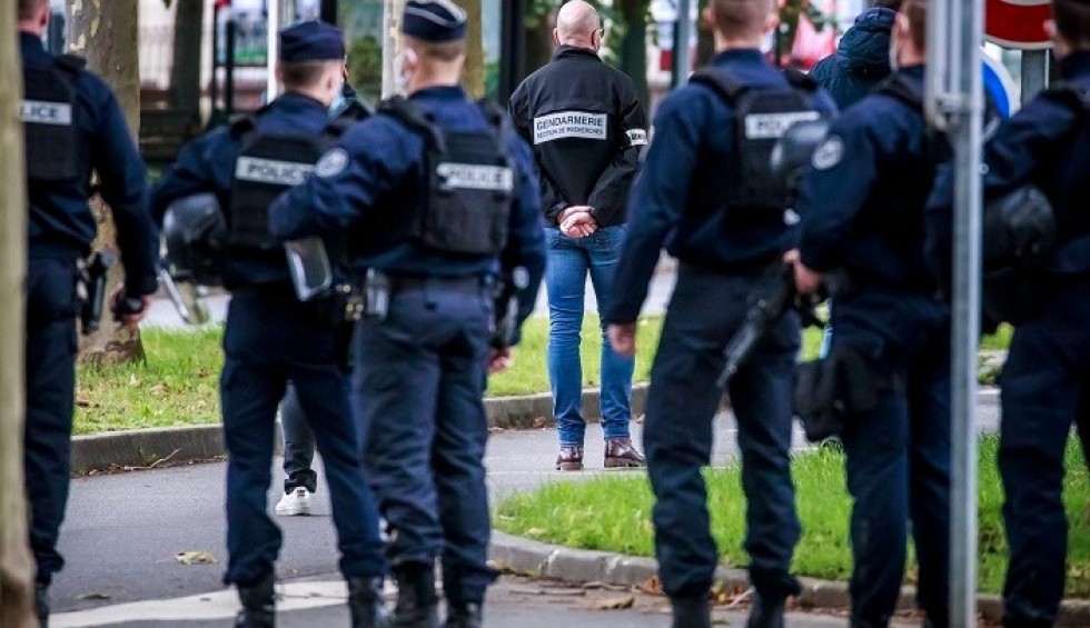 A generic square placeholder image with rounded corners in a figure.