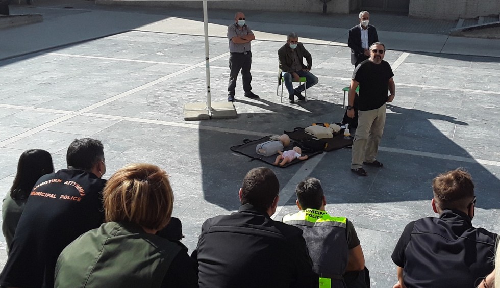 A generic square placeholder image with rounded corners in a figure.