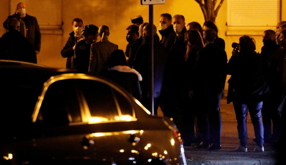 A generic square placeholder image with rounded corners in a figure.