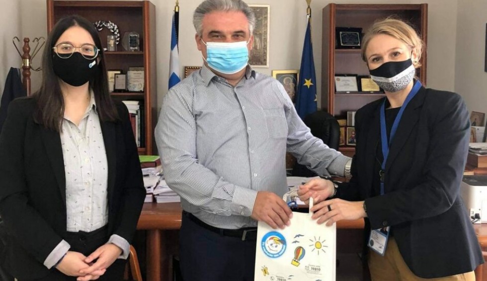 A generic square placeholder image with rounded corners in a figure.