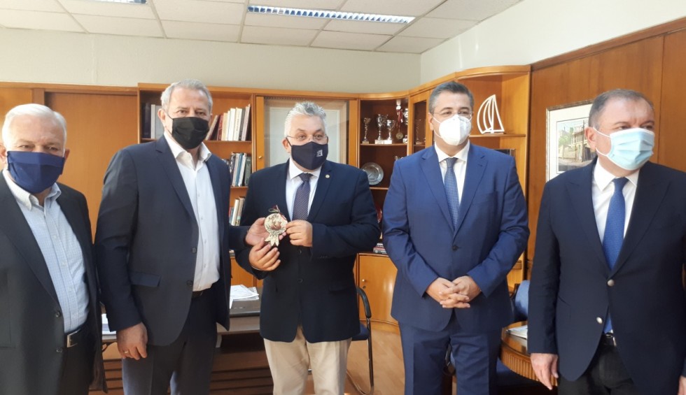 A generic square placeholder image with rounded corners in a figure.