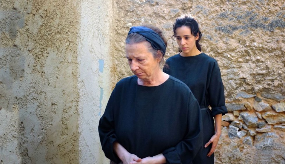 A generic square placeholder image with rounded corners in a figure.