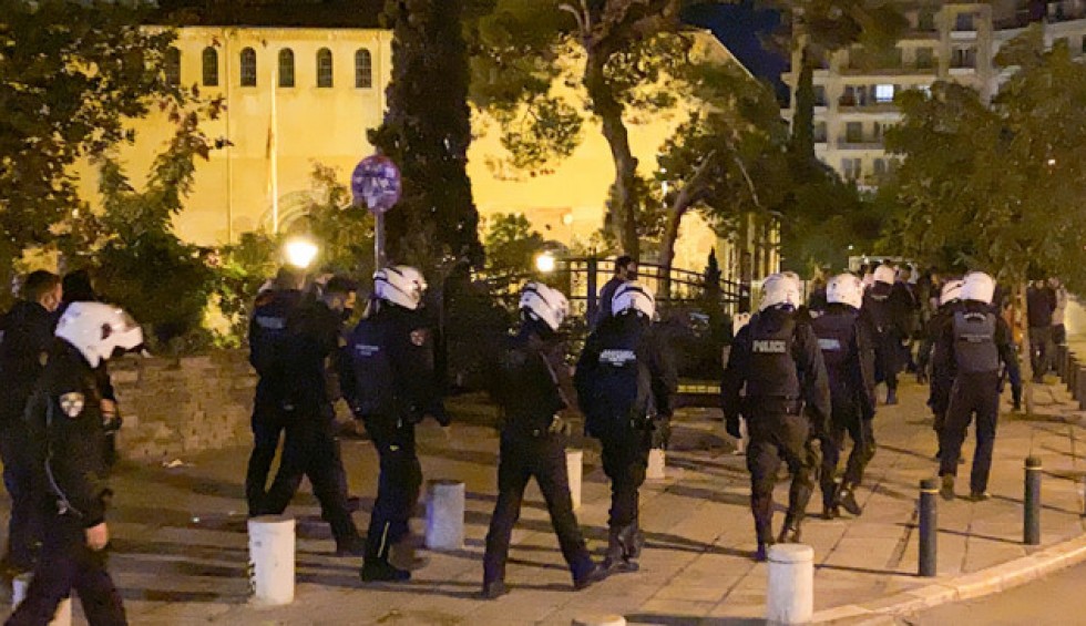 A generic square placeholder image with rounded corners in a figure.