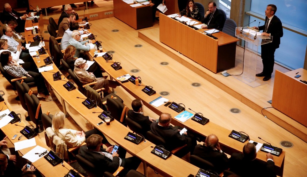 A generic square placeholder image with rounded corners in a figure.