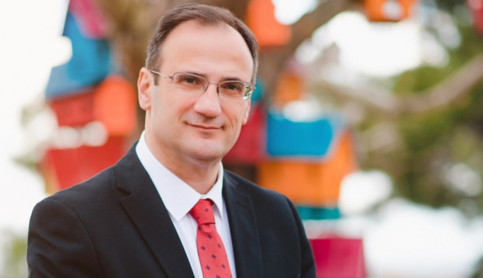 A generic square placeholder image with rounded corners in a figure.