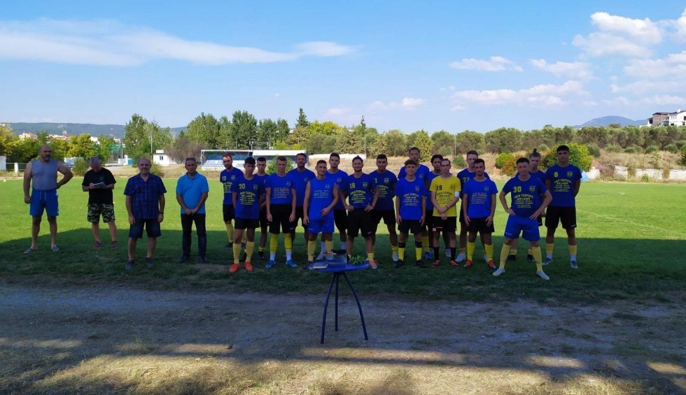 A generic square placeholder image with rounded corners in a figure.