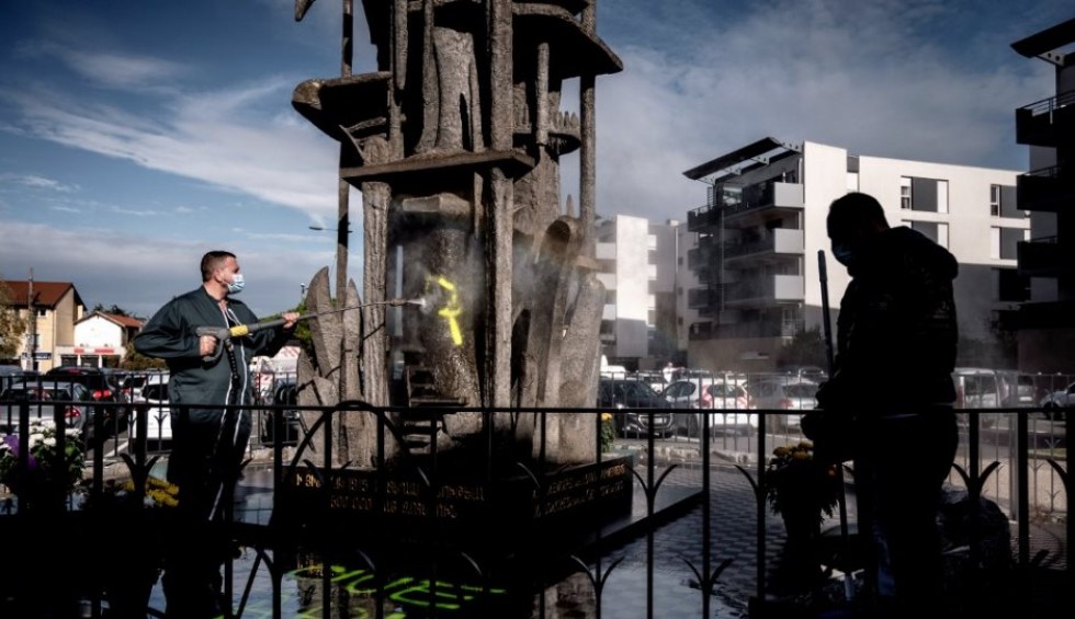 A generic square placeholder image with rounded corners in a figure.