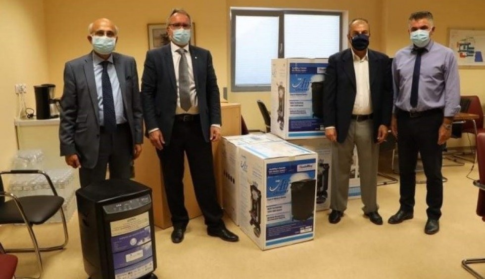 A generic square placeholder image with rounded corners in a figure.