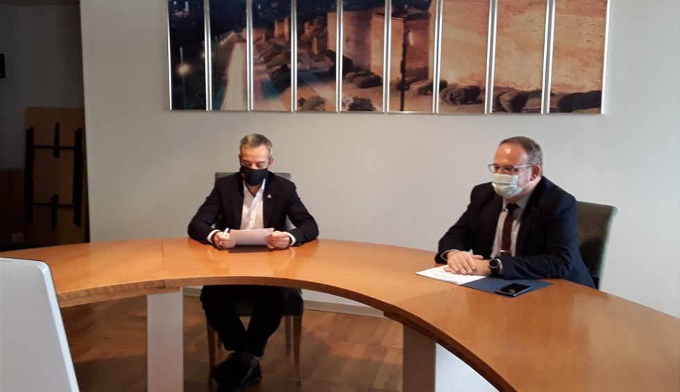 A generic square placeholder image with rounded corners in a figure.