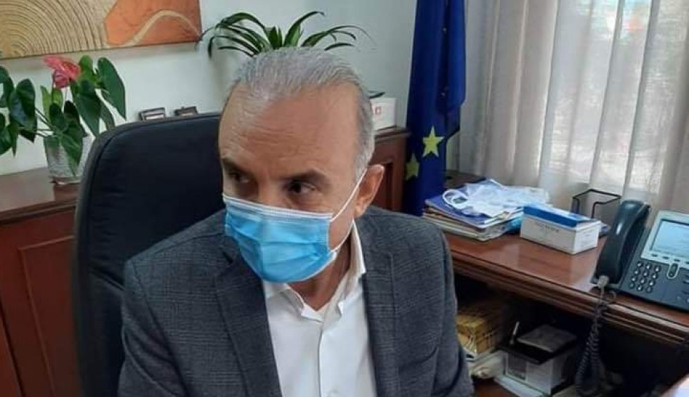 A generic square placeholder image with rounded corners in a figure.