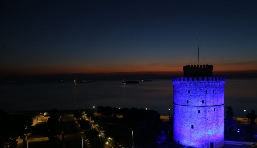 A generic square placeholder image with rounded corners in a figure.