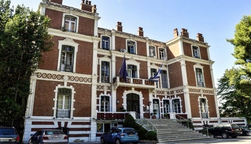 A generic square placeholder image with rounded corners in a figure.