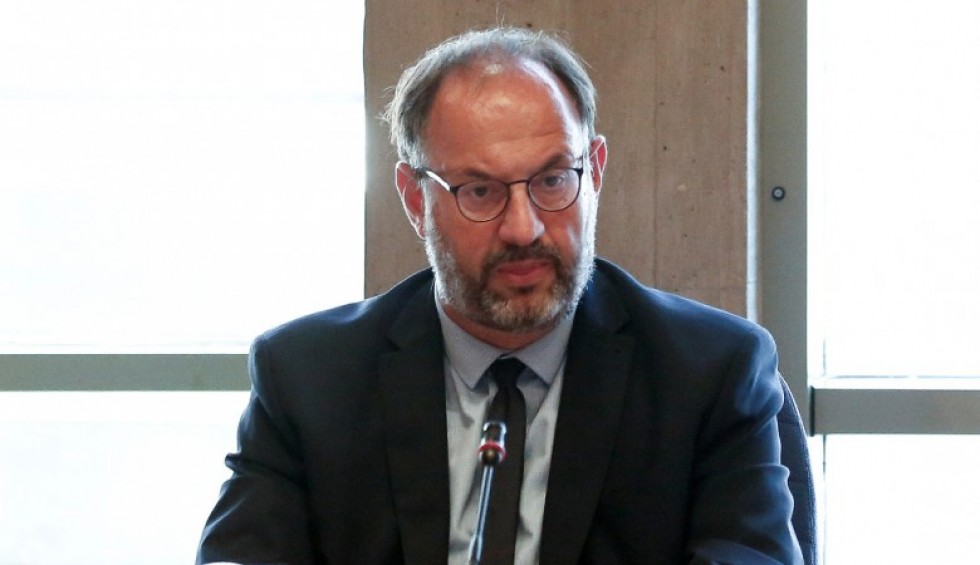 A generic square placeholder image with rounded corners in a figure.