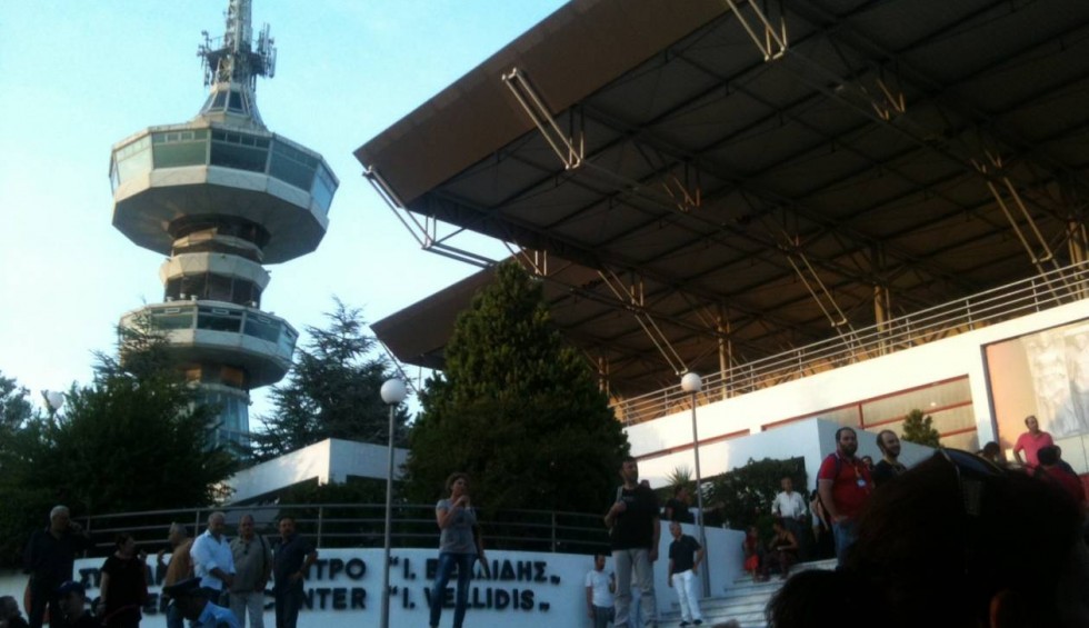 A generic square placeholder image with rounded corners in a figure.