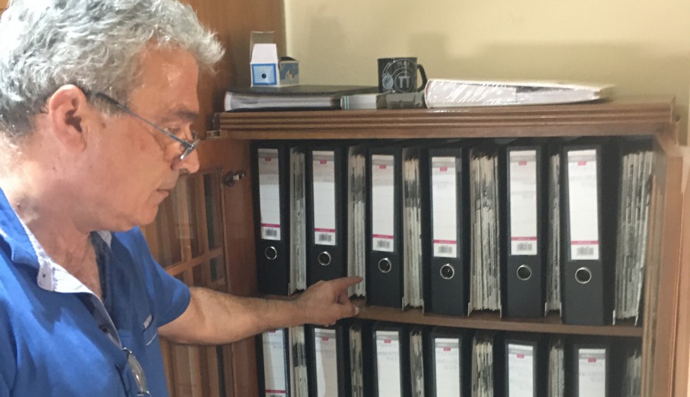 A generic square placeholder image with rounded corners in a figure.