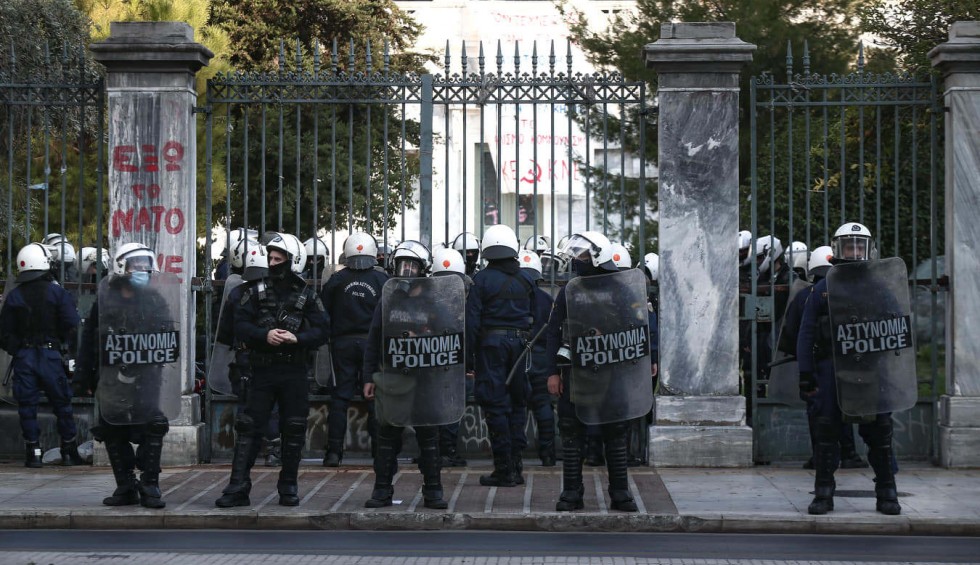 A generic square placeholder image with rounded corners in a figure.