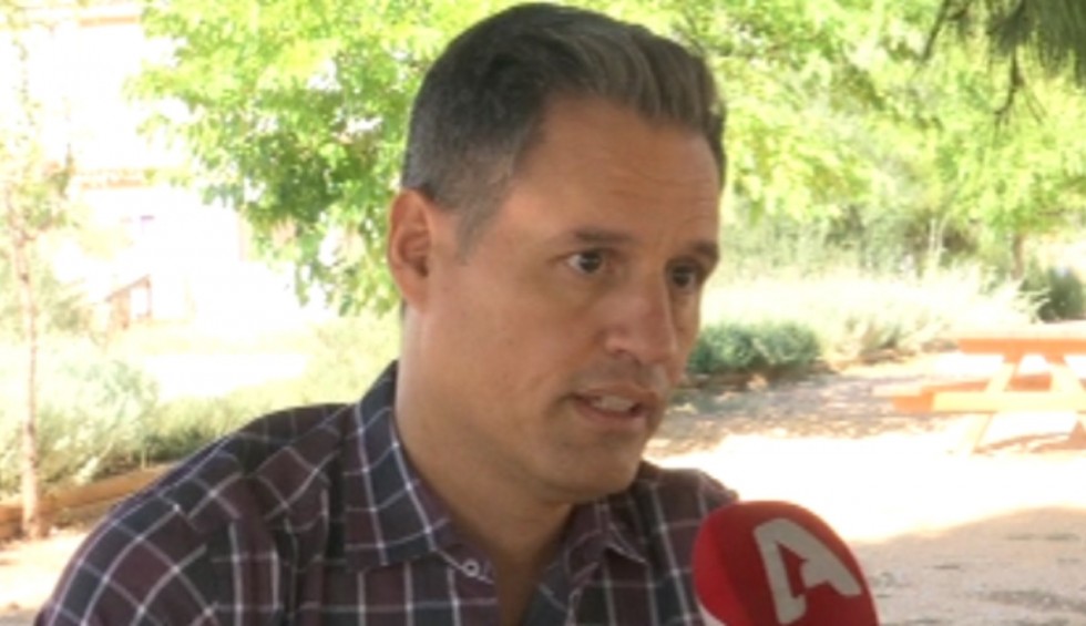 A generic square placeholder image with rounded corners in a figure.