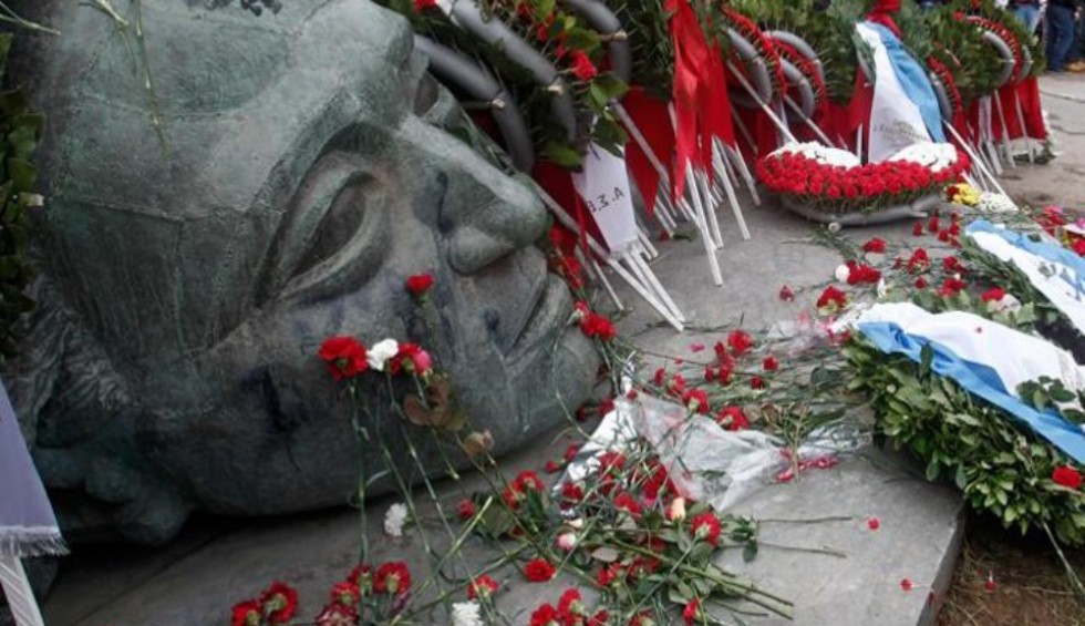 A generic square placeholder image with rounded corners in a figure.