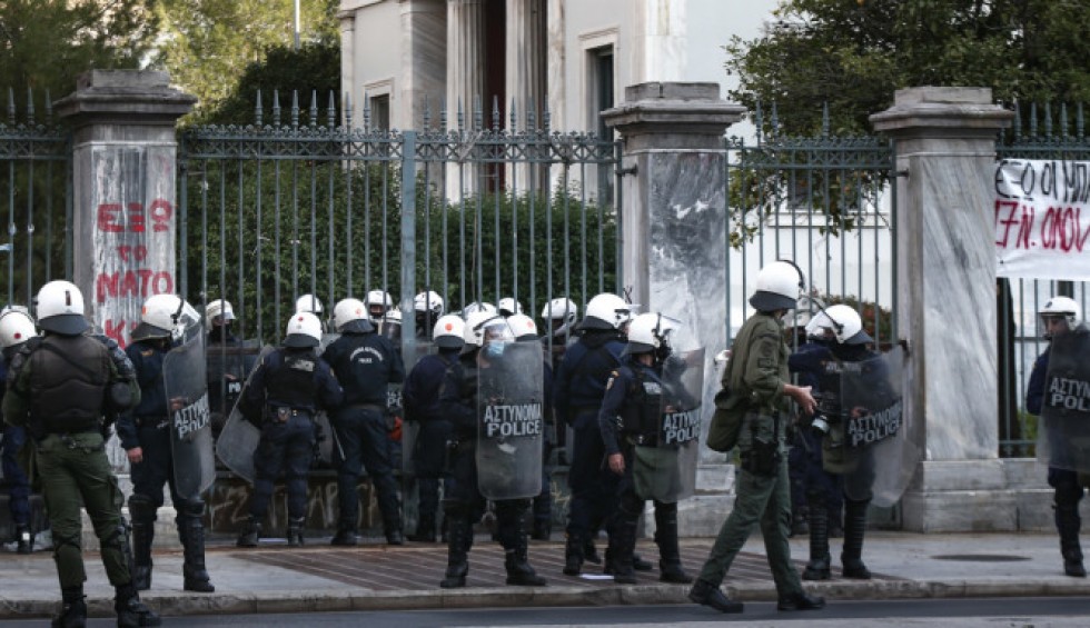 A generic square placeholder image with rounded corners in a figure.