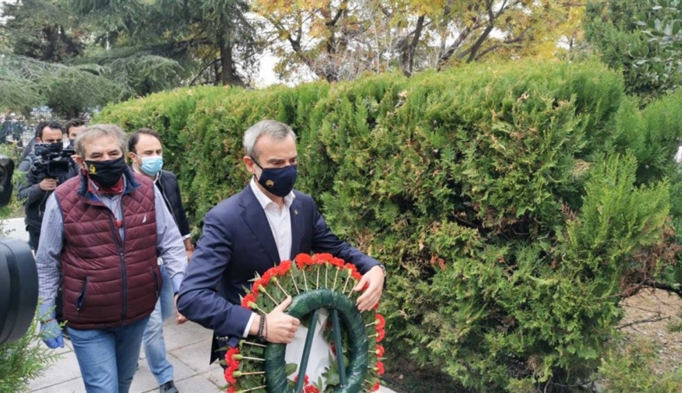 A generic square placeholder image with rounded corners in a figure.