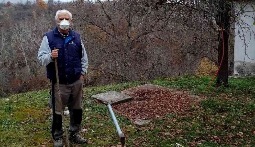 A generic square placeholder image with rounded corners in a figure.