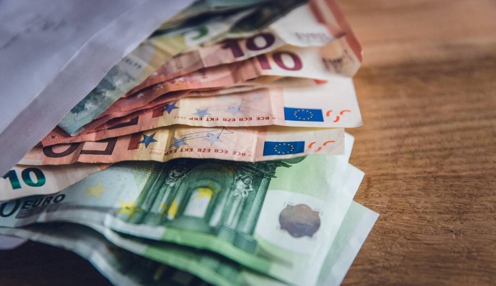 A generic square placeholder image with rounded corners in a figure.