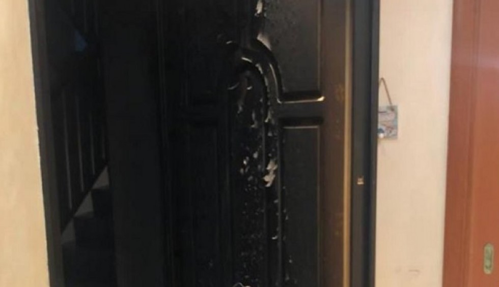 A generic square placeholder image with rounded corners in a figure.