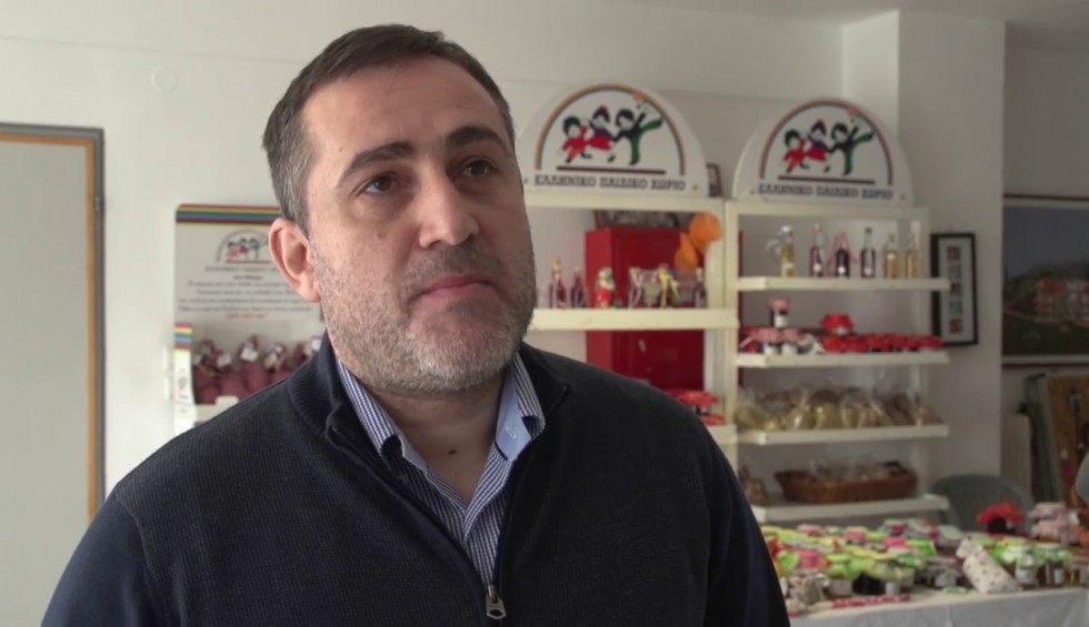 A generic square placeholder image with rounded corners in a figure.