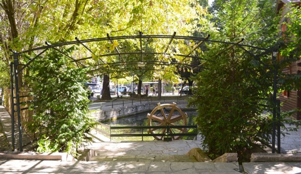 A generic square placeholder image with rounded corners in a figure.