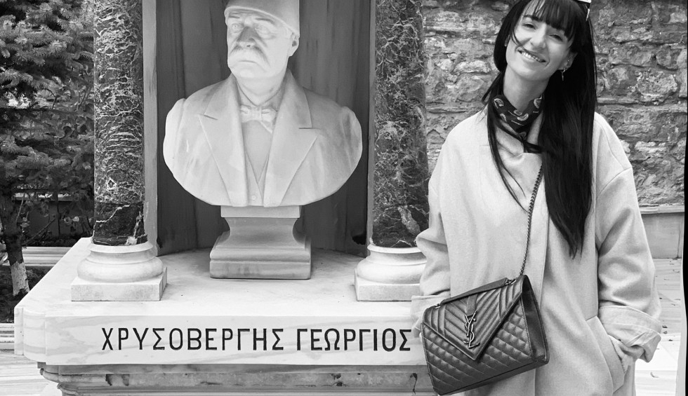 A generic square placeholder image with rounded corners in a figure.