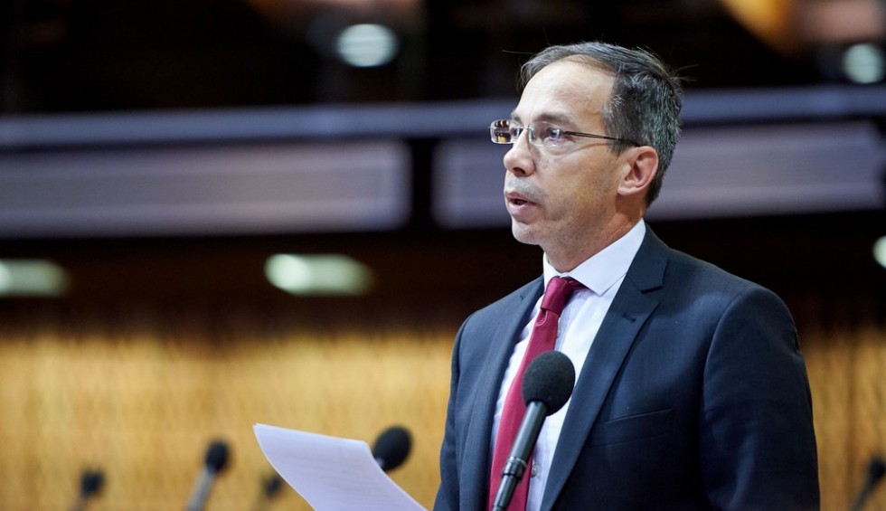 A generic square placeholder image with rounded corners in a figure.