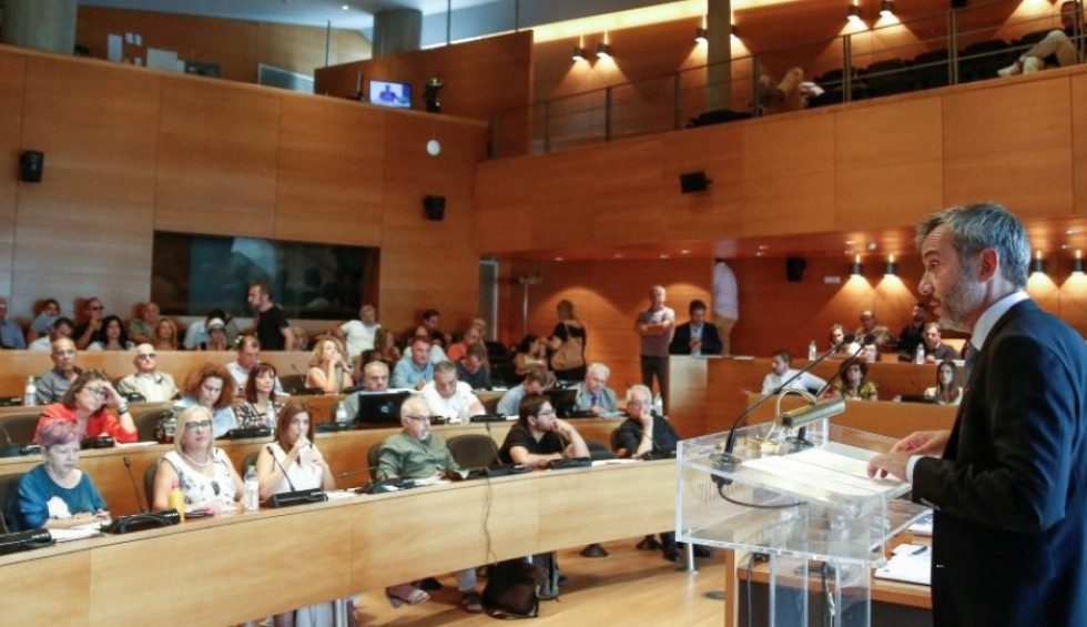 A generic square placeholder image with rounded corners in a figure.