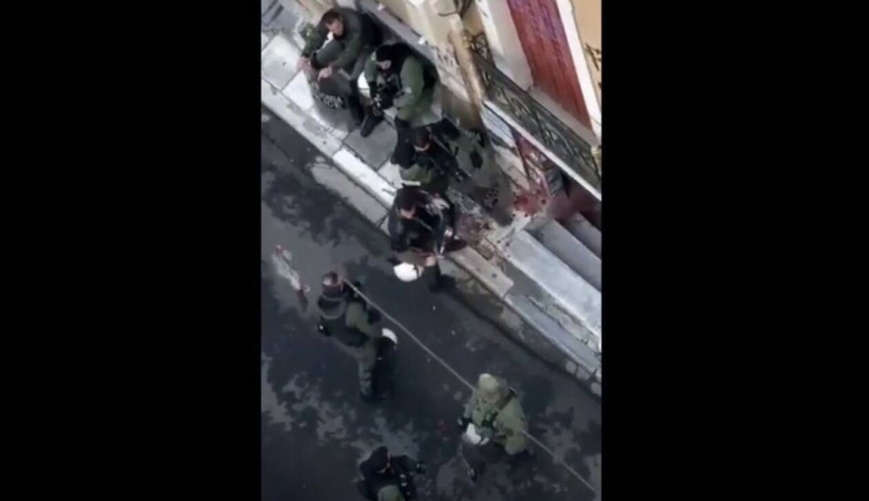 A generic square placeholder image with rounded corners in a figure.