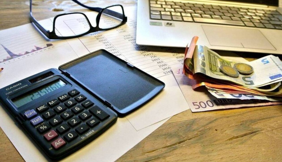 A generic square placeholder image with rounded corners in a figure.