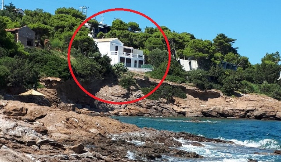 A generic square placeholder image with rounded corners in a figure.