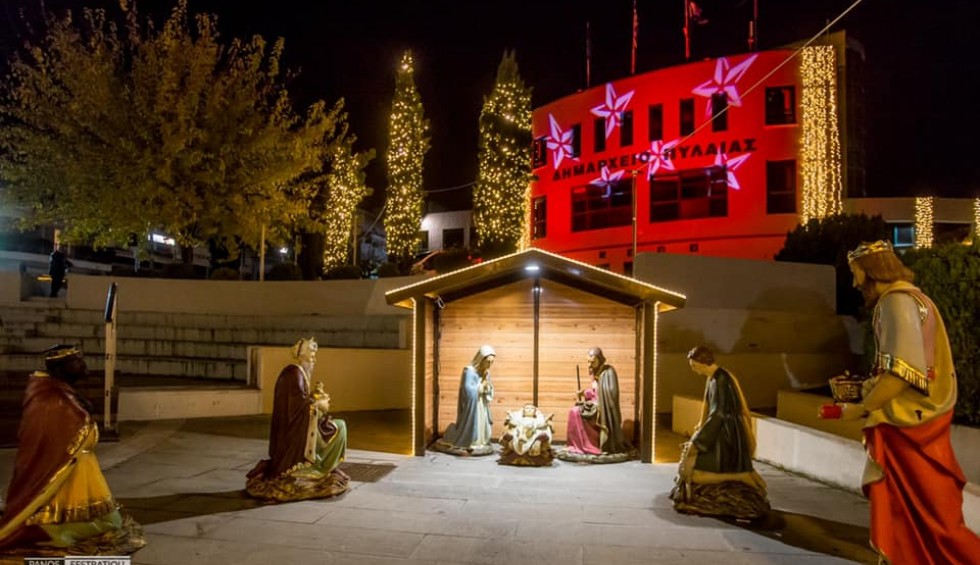 A generic square placeholder image with rounded corners in a figure.