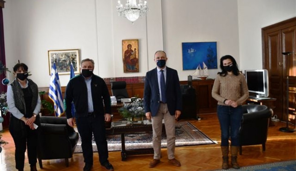 A generic square placeholder image with rounded corners in a figure.