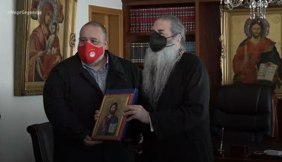 A generic square placeholder image with rounded corners in a figure.